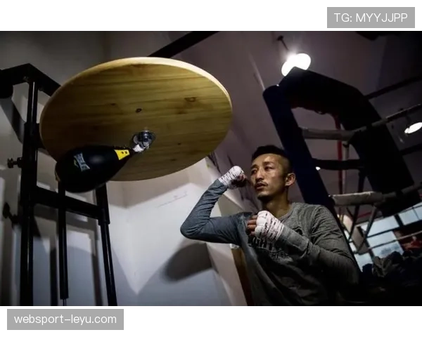 邹市明躲在豪宅厨房煮泡面，外面大牌代言都排到天荒地老了？