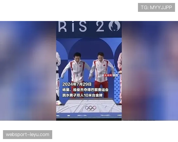 练俊杰领奖台像电影男主，夜市排队那一幕把光环拆了半截